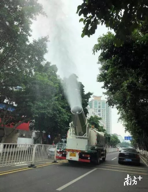 多功能抑塵車”亮相長安街頭，改善空氣質量。